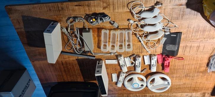 Wii Console Set: 2 Consoles, 5 Controllers + Accessoires, Spelcomputers en Games, Games | Nintendo Wii, Gebruikt, Overige genres