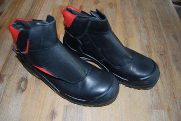 NIEUWE lederen werkschoenen hoog modelmaat 45. rood zwart . beschikbaar voor biedingen