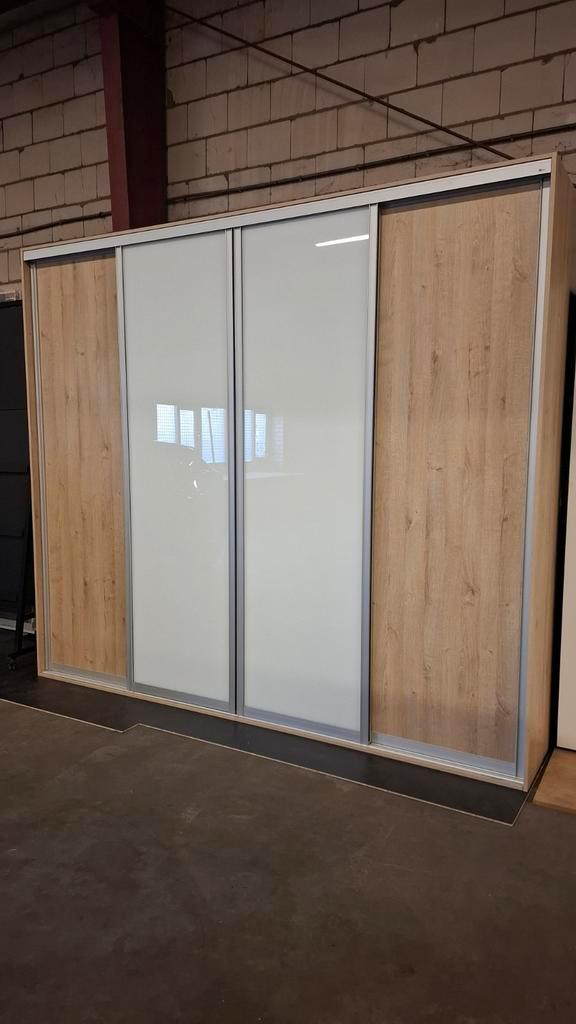 Schuifdeurkast met veel opbergruimte, Huis en Inrichting, Kasten | Kledingkasten, Gebruikt, 200 cm of meer, 200 cm of meer, 50 tot 75 cm