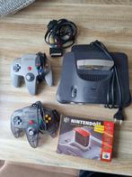 nintendo 64, mario kart en enkele toebehoren. zie tekst., Spelcomputers en Games, Ophalen of Verzenden, Gebruikt, Met 2 controllers