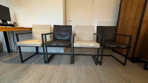 Moet z.s.m. weg: 2 leren eetkamerstoelen,stalen frame, Huis en Inrichting, Stoelen, Gebruikt, Vier, Leer, Metaal, Overige kleuren