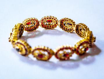 14 karaat gouden vintage dames armband bezet met granaten beschikbaar voor biedingen