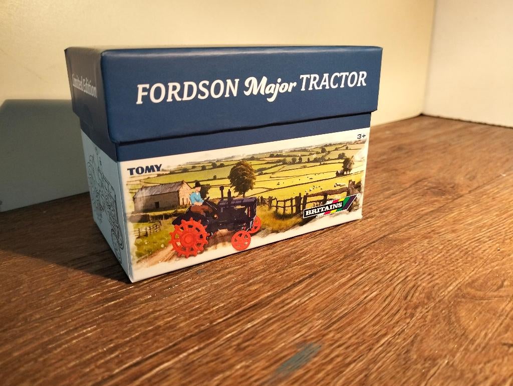 Te koop Britains Fordson E27 Major ., Hobby en Vrije tijd, Modelauto's | 1:32, Nieuw, Tractor of Landbouw, Britains, Ophalen of Verzenden