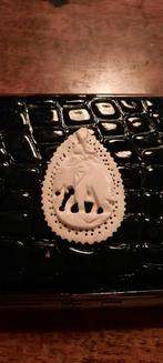 Antieke  kettinghanger, uitgesneden been., Ophalen of Verzenden, Overige materialen, Hanger