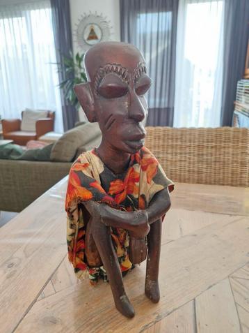 Afrikaans houten zittende man figuur. beschikbaar voor biedingen