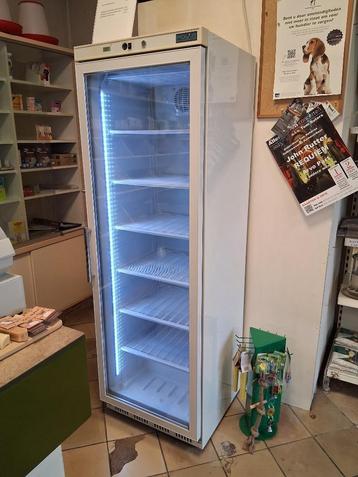 Vrieskast met glazen deur beschikbaar voor biedingen