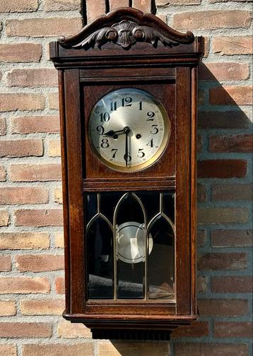 Antieke Bakregulateur met Gotische Elementen beschikbaar voor biedingen