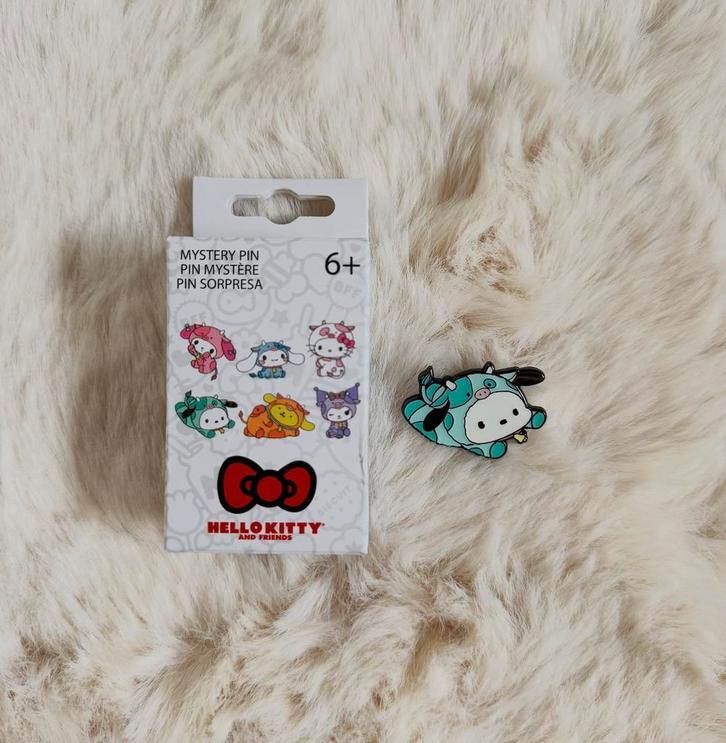 Hello Kitty Loungefly Pin Pochacco, Verzamelen, Speldjes, Pins en Buttons, Zo goed als nieuw, Ophalen of Verzenden