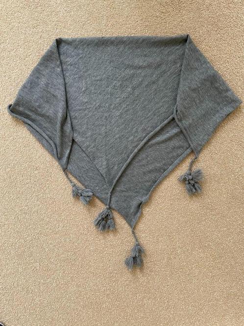 Grijze omslagdoek  / sjaal, Kleding | Dames, Mutsen, Sjaals en Handschoenen, Zo goed als nieuw, Sjaal, Verzenden