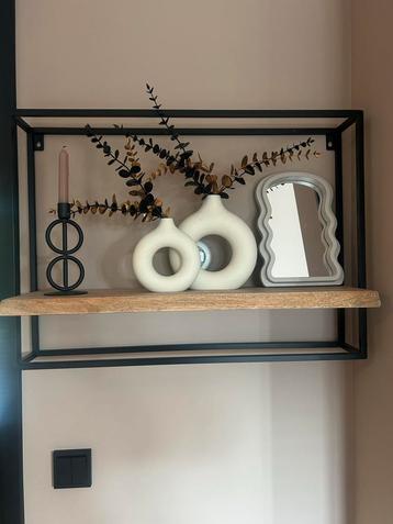 Wandplank met Decoratie beschikbaar voor biedingen