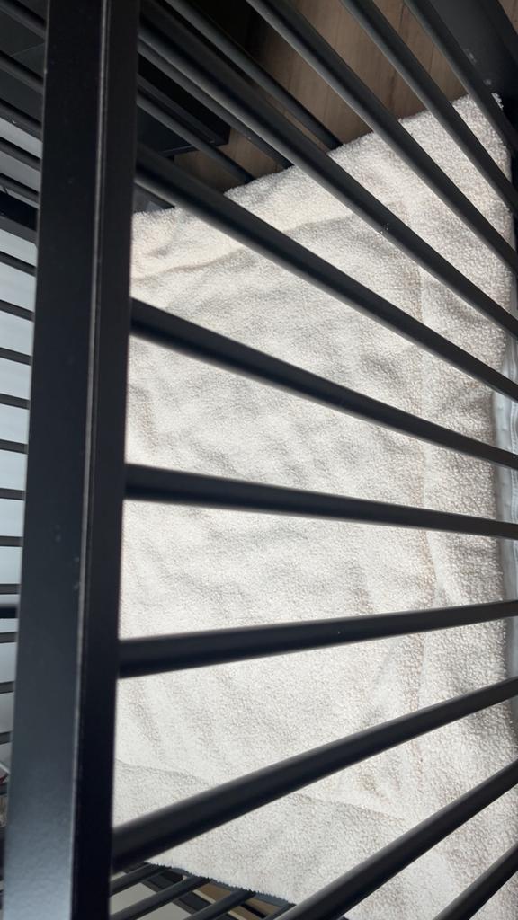 Zwarte baby box, Kinderen en Baby's, Traphekjes, Zo goed als nieuw, Klemhekje, Metaal of IJzer, minder dan 100 cm, Ophalen of Verzenden