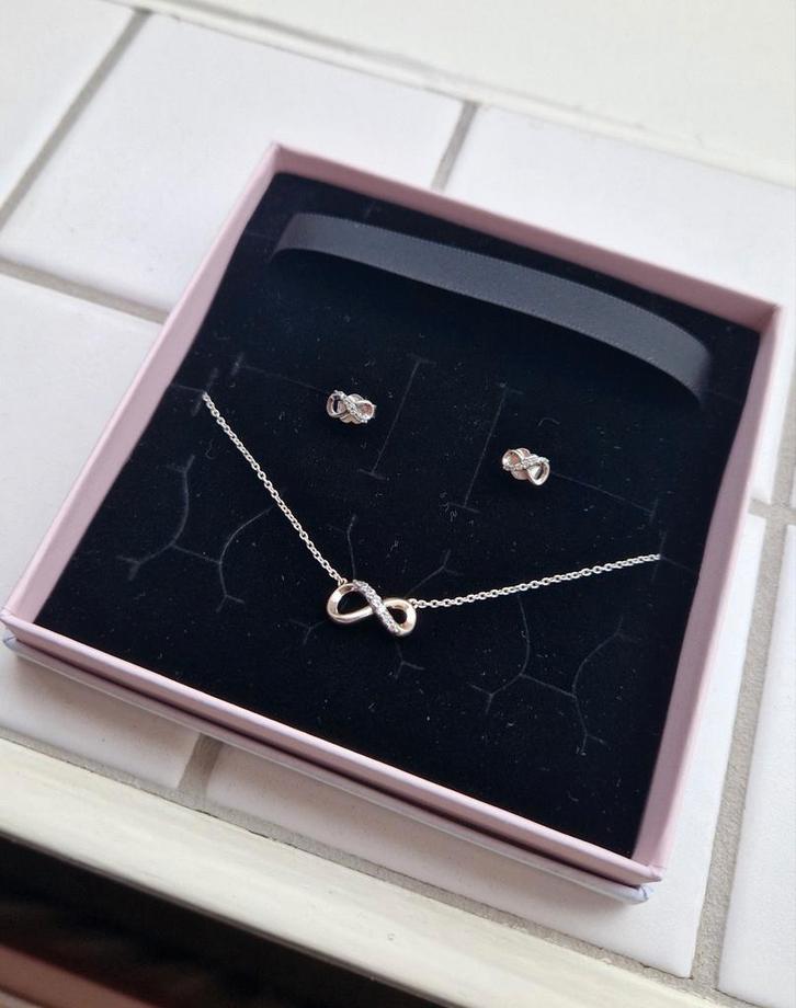 NIEUW Pandora Infinity Set - Ketting & Oorbellen T.W.V. €100, Sieraden, Tassen en Uiterlijk, Kettingen, Zo goed als nieuw, Zilver