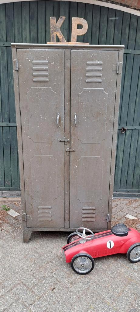 Metalen industriële locker met legplanken, Huis en Inrichting, Woonaccessoires | Kamerschermen, Zo goed als nieuw, Ophalen