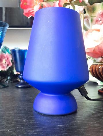 Blauw tafellampje binnenkant wit,lees de beschrijving beschikbaar voor biedingen