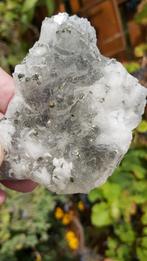 MR04 Fluoriet kubussen op groene Fluoriet met Pyriet Kwarts, Verzamelen, Mineralen en Fossielen, Ophalen of Verzenden, Mineraal