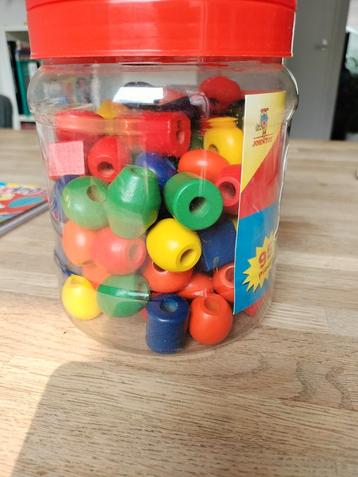 Pot gekleurde kralen beschikbaar voor biedingen