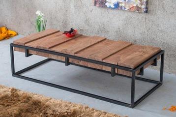 Acaciahouten salontafel met "verspringende" balken beschikbaar voor biedingen