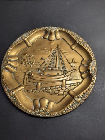 Wandbord van messing met zeilschip  beschikbaar voor biedingen