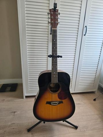 Gitaar helemaal nieuw. beschikbaar voor biedingen
