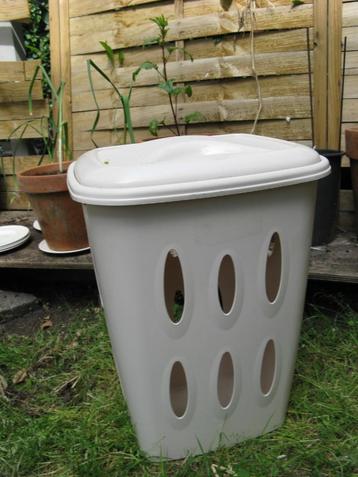 AquaPur wasmand wasverzamelmand met deksel beschikbaar voor biedingen