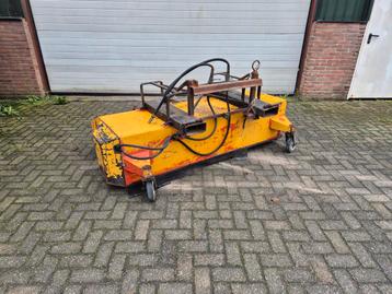Veegmachine voor op de lepels beschikbaar voor biedingen