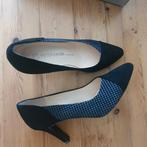 Zwarte suède pump met houndstooth patroon, maat 37,5., Kleding | Dames, Schoenen, Ophalen of Verzenden, Zo goed als nieuw, Zwart