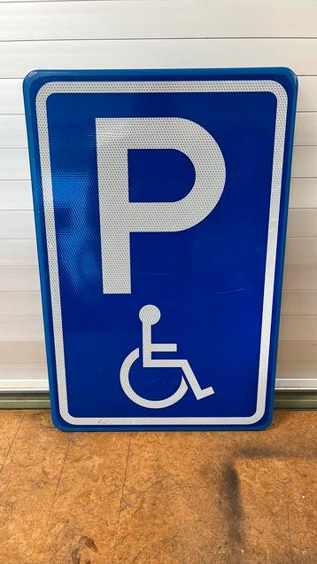 Verkeersbord mindervalide parkeerplaats beschikbaar voor biedingen