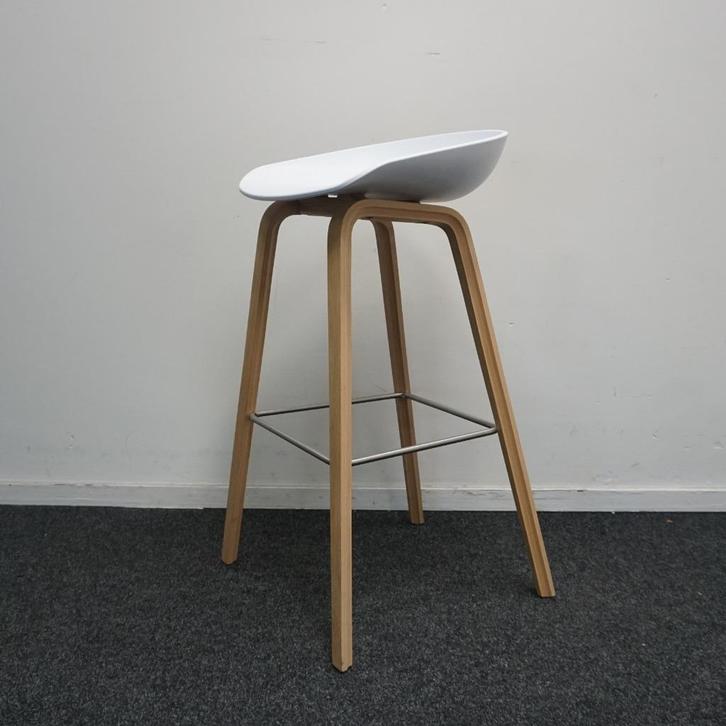 HAY About a Stool AAS32 Barkrukken | Wit / Eiken | 75 cm, Huis en Inrichting, Barkrukken, Gebruikt, 60 tot 90 cm, Kunststof, Metaal