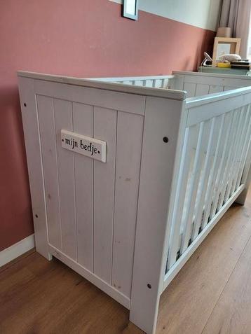 Hele leuke Ledikant en commode beschikbaar voor biedingen