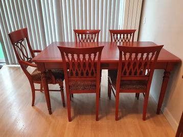 Tafel en stoelen  beschikbaar voor biedingen
