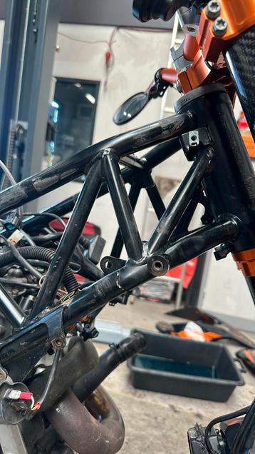 GEZOCHT: KTM 690SMC/SMCR frame. beschikbaar voor biedingen