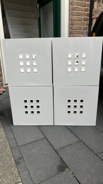 4 witte kallax bakken (hard plastic) beschikbaar voor biedingen
