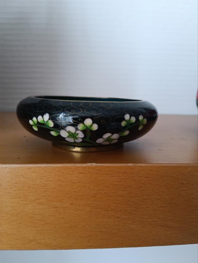Vintage Cloisonne Schaal met Bloemen, Gebruikt, Porselein of Keramiek, Schaal, Rond
