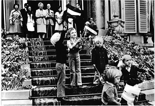916129	Défilé Soestdijk	1973	 	Prinsjes	 Nette oude kaart on, Verzamelen, Koninklijk Huis en Royalty, Kaart, Foto of Prent, Ophalen of Verzenden