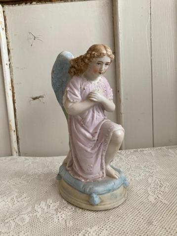 Brocante gekleurde knielengel / biscuit porselein beschikbaar voor biedingen