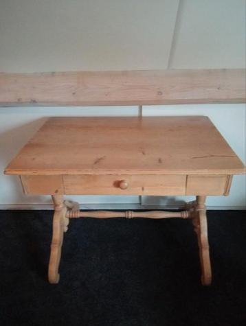 Grenen landelijke brocante tafel met 2 biezen stoelen beschikbaar voor biedingen