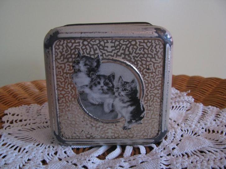 Van VROEGER * blik met afbeelding van 3 x poes in reliëf *, Verzamelen, Blikken, Gebruikt, Overige, Overige merken, Ophalen of Verzenden