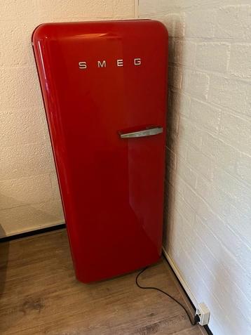 Rode Smeg koelkast beschikbaar voor biedingen