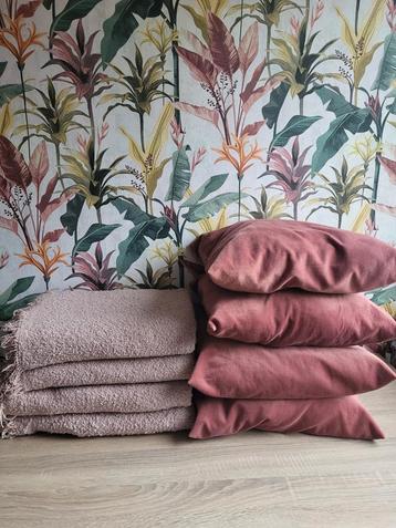 4 kussens + 4 plaids beschikbaar voor biedingen