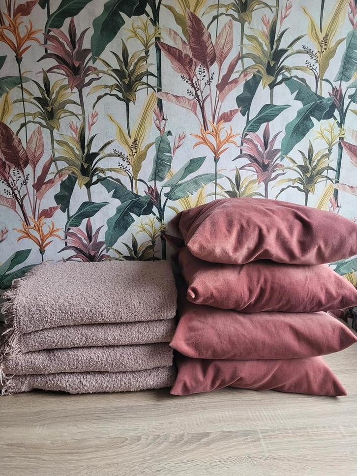 4 kussens + 4 plaids, Huis en Inrichting, Woonaccessoires | Kussens, Zo goed als nieuw, Roze, Vierkant, Ophalen