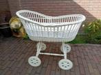 Rotan rieten babywieg baby bedjes op wielen kleur wit, Ophalen, Zo goed als nieuw, Wieg