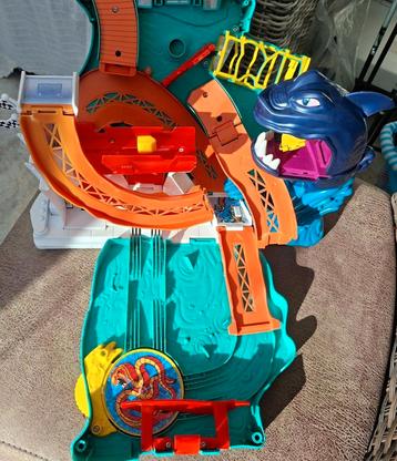 Hotwheels racebaan  haai speelgoed  beschikbaar voor biedingen