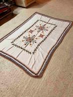 Vintage tafelkleed geborduurd met gehaakte rand 150/102, Huis en Inrichting, Tafelkleden, Gebruikt, Etten-Leur, Djt@dejuistetoon.eu