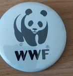 WWF BUTTON WIT MET PANDABEER-WNF, Verzamelen, Speldjes, Pins en Buttons, Verzenden, Zo goed als nieuw, Dier of Natuur, Button