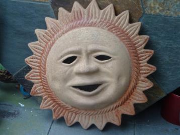 Grote terracotta zon muurdecoratie beschikbaar voor biedingen
