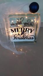 Gesloten glazen pot met kunstsneeuw , ballen en verlichting., Diversen, Kerst, Ophalen of Verzenden