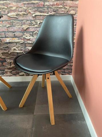4 Zwarte Eetkamerstoelen met Houten Poten - Zo Goed Als Nieu beschikbaar voor biedingen