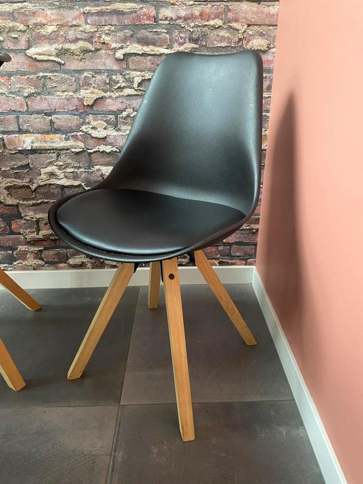4 Zwarte Eetkamerstoelen met Houten Poten - Zo Goed Als Nieu, Huis en Inrichting, Stoelen, Zo goed als nieuw, Vier, Hout, Zwart