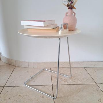 Design Studio Domo Porter by Speziell Sidetable White. beschikbaar voor biedingen
