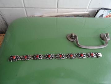 Antieke oude zilveren armband met bloedkoraal  beschikbaar voor biedingen
